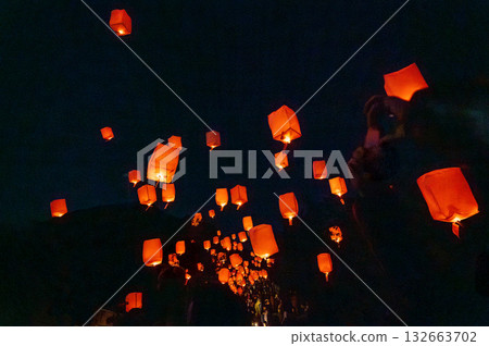 夜空中漂浮著一群燈籠 夜空中漂浮著一群燈籠 132663702