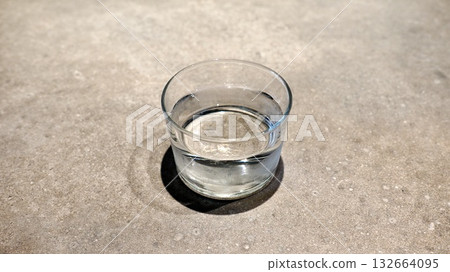 杯中的水 杯中的水 132664095