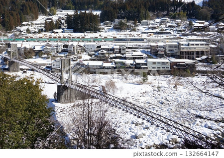 冬季的桃助橋和貨運列車 132664147
