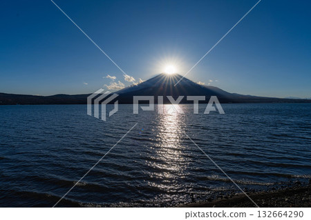 [Mt. Fuji material] Diamond Fuji seen from Lake Yamanaka [Yamanashi Prefecture] 132664290