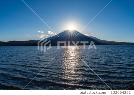 [富士山素材] 從山中湖看到的鑽石富士 [山梨縣] 132664291