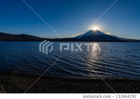 [富士山素材] 從山中湖看到的鑽石富士 [山梨縣] 132664292