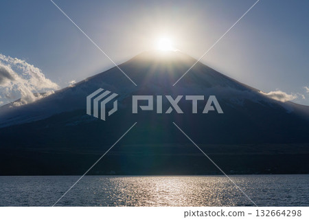 [Mt. Fuji material] Diamond Fuji seen from Lake Yamanaka [Yamanashi Prefecture] 132664298