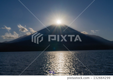 [Mt. Fuji material] Diamond Fuji seen from Lake Yamanaka [Yamanashi Prefecture] 132664299