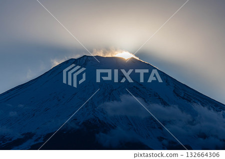 [富士山素材] 從山中湖看到的鑽石富士 [山梨縣] 132664306