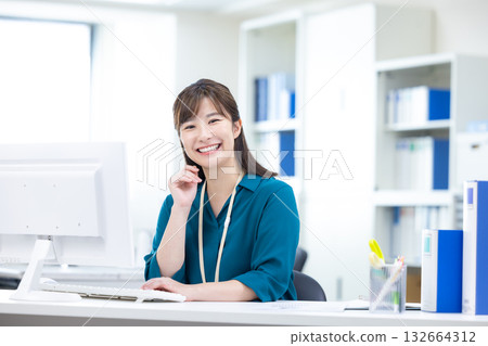 Business woman working on a computer Business woman working on a computer 132664312