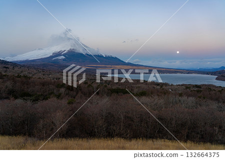 [富士山素材] 從山中湖明神山觀景台觀賞雲霧繚繞的富士山日出 [山梨縣] 132664375