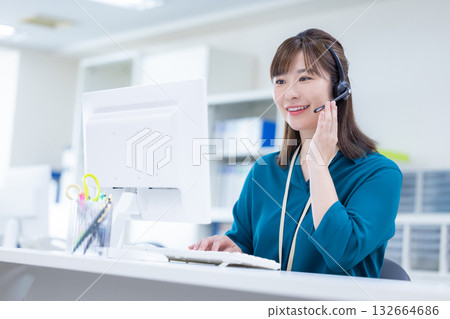 Business woman wearing an intercom 132664686