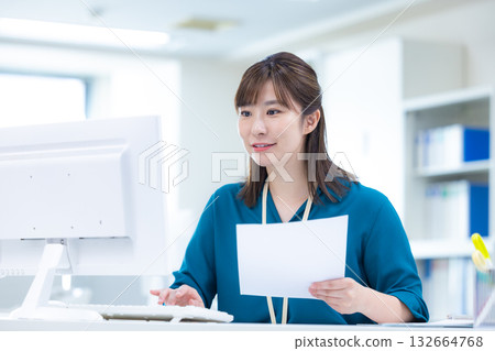 在電腦上工作的女商人 132664768