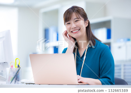 Business woman working on a computer Business woman working on a computer 132665389