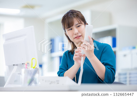 一位女商人正在電話裡處理投訴。 132665447