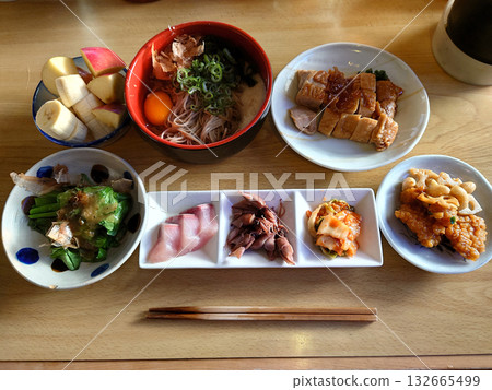 日式午餐套餐範例：月見鮪魚蕎麥麵和照燒雞肉（開胃菜和其他小菜） 132665499