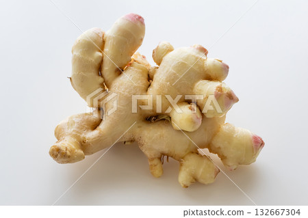 生薑,新鮮生薑,白色背景 生薑,新鮮生薑,白色背景 132667304