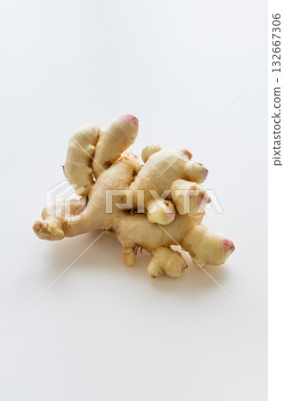 生薑,新鮮生薑,白色背景 生薑,新鮮生薑,白色背景 132667306