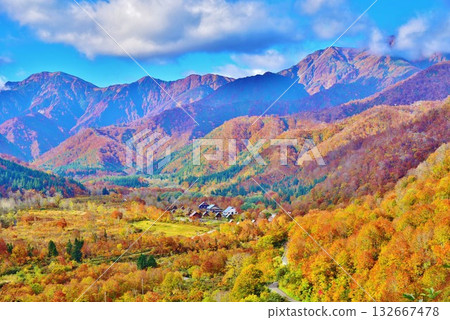 Autumn leaves at Okutadami Ginzandai Onsen and Shirogane no Yu in Uonuma City, Niigata Prefecture Autumn leaves at Okutadami Ginzandai Onsen and Shirogane no Yu in Uonuma City, Niigata Prefecture 132667478