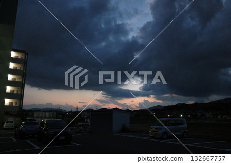 日落時分的城市燈光 日落時分的城市燈光 132667757