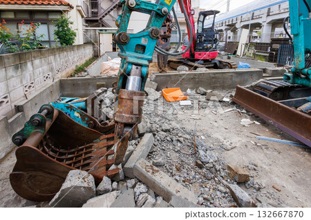 用重型機械拆除房屋 132667870