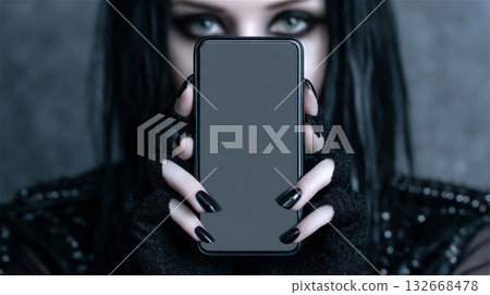 特寫鏡頭:一個人拿著智慧型手機 特寫鏡頭:一個人拿著智慧型手機 132668478