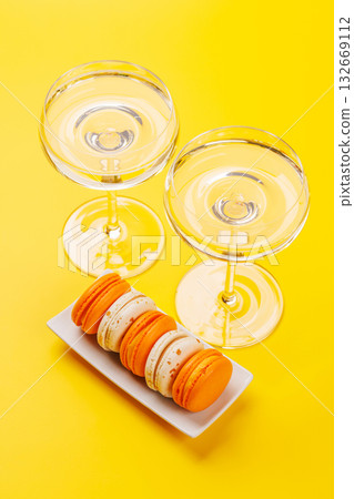 Pairing of champagne and delicate macaroons Pairing of champagne and delicate macaroons 132669112