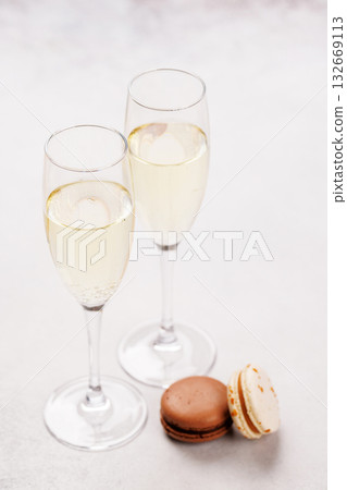 Pairing of champagne and delicate macaroons Pairing of champagne and delicate macaroons 132669113