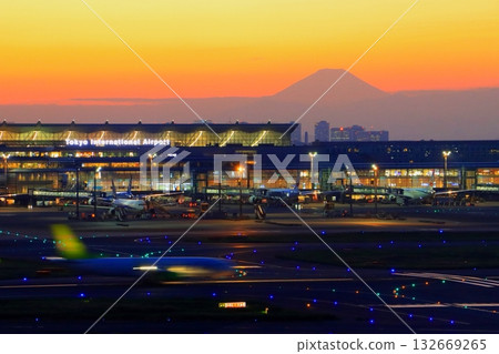 Haneda Airport and Mt. Fuji at sunset (Terminal 3) 132669265