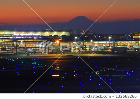 羽田機場和富士山的日落(3號航站樓) 羽田機場和富士山的日落(3號航站樓) 132669266