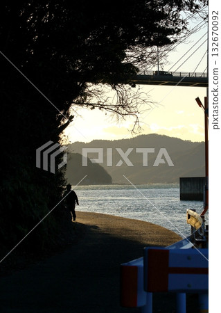 People walking along the seaside 132670092