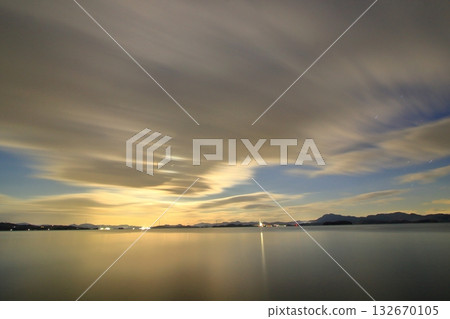 月光下閃爍的雲朵和瀨戶內海 132670105