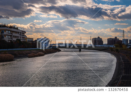 河流和橋樑的日落景色 132670458