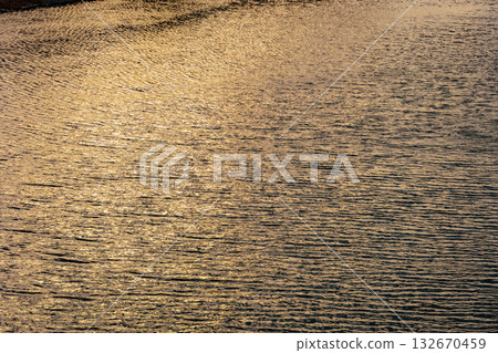 水面在夕陽下閃耀 水面在夕陽下閃耀 132670459