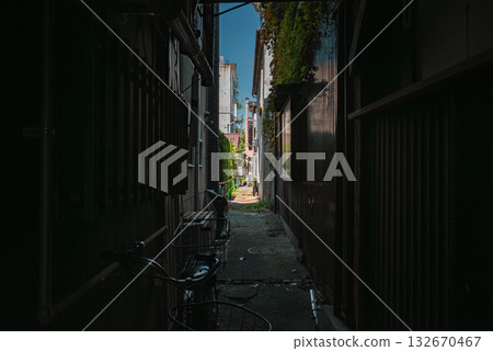 Underground [Narrow Alley] 132670467