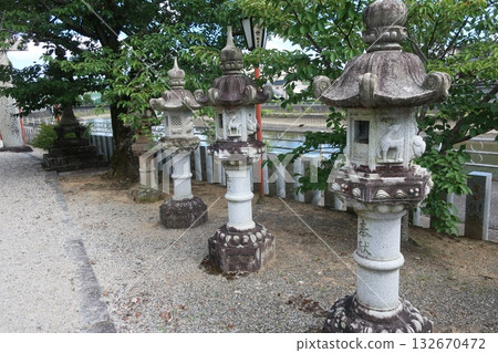 通往伊凡裡神社的路上掛滿了燈籠。 通往伊凡裡神社的路上掛滿了燈籠。 132670472