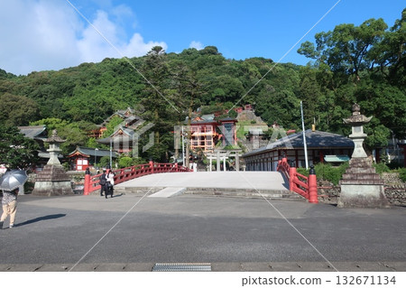A bridge with red railings leading to Yutoku Inari Shrine 132671134