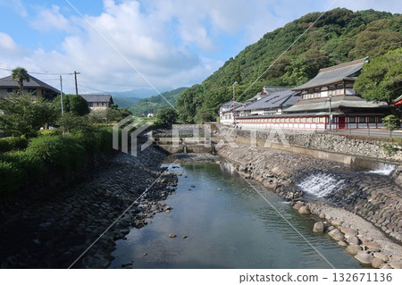 從金巴江眺望神社 132671136