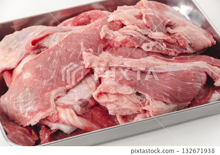 不銹鋼托盤中的生牛筋 不銹鋼托盤中的生牛筋 132671938