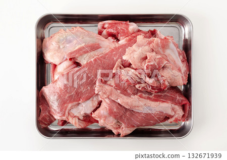 不銹鋼托盤中的生牛筋 不銹鋼托盤中的生牛筋 132671939