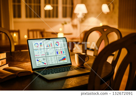 黑暗房間裡的電腦 132672091