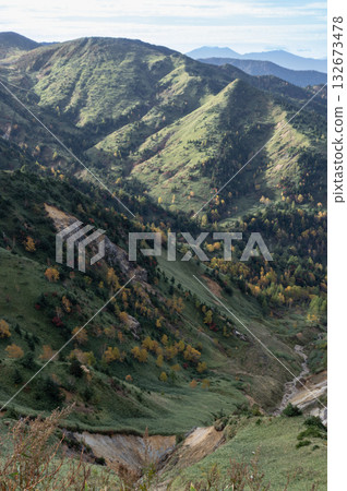 Shiga Kogen in autumn, where greenery and autumn leaves intertwine Shiga Kogen in autumn, where greenery and autumn leaves intertwine 132673478