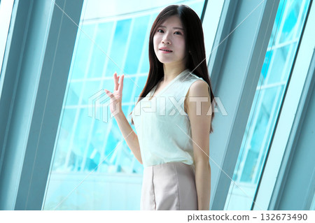 一位神采奕奕的職業婦女在都市辦公室的肖像 132673490