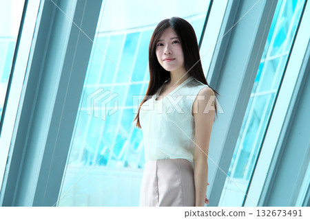 一位神采奕奕的職業婦女在都市辦公室的肖像 132673491