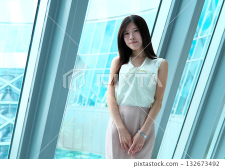 一位神采奕奕的職業婦女在都市辦公室的肖像 132673492