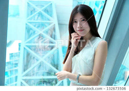 一位神采奕奕的職業婦女在都市辦公室的肖像 132673506