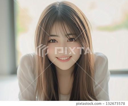 帶著可愛微笑的年輕女子 帶著可愛微笑的年輕女子 132673578