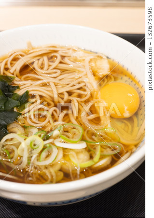 站立式蕎麥麵館的美味月見蕎麥麵 132673598