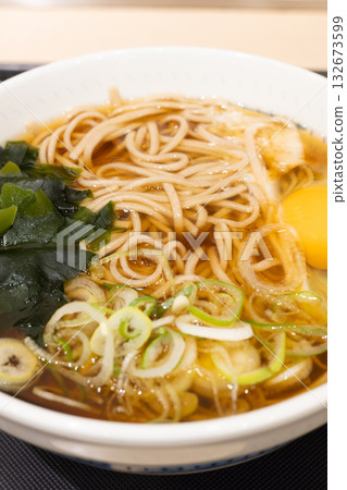 站立式蕎麥麵館的美味月見蕎麥麵 132673599