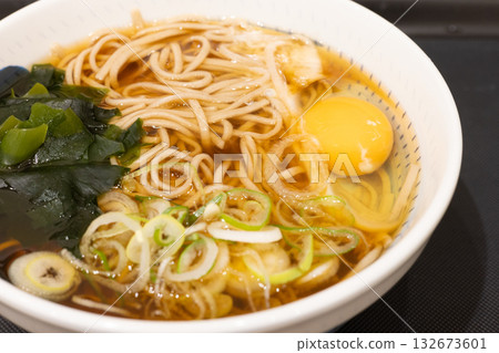 站立式蕎麥麵館的美味月見蕎麥麵 站立式蕎麥麵館的美味月見蕎麥麵 132673601