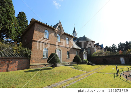 秋高氣爽的天空，以及特拉普派修道院的牧師住宅和大教堂（日本北海道函館市） 132673789
