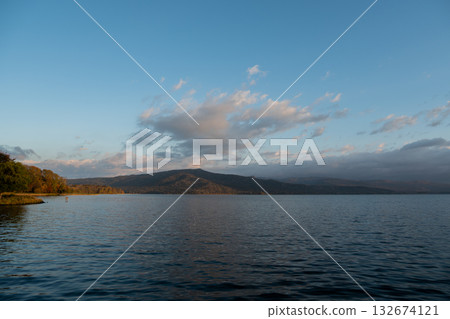 秋日的湖泊和山脈籠罩在雲霧之中。 132674121