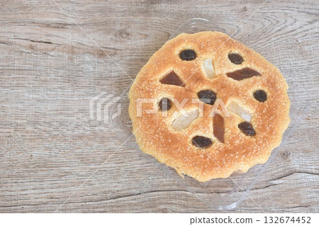 castella cake topping raisin and fruit sweet food on plastic tray castella cake topping raisin and fruit sweet food on plastic tray 132674452