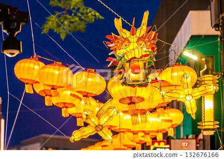 2026日本橫濱春節燈籠景觀。俯瞰唐人街大道和龍形燈籠…新時代的希望之光 = 第二張 132676166